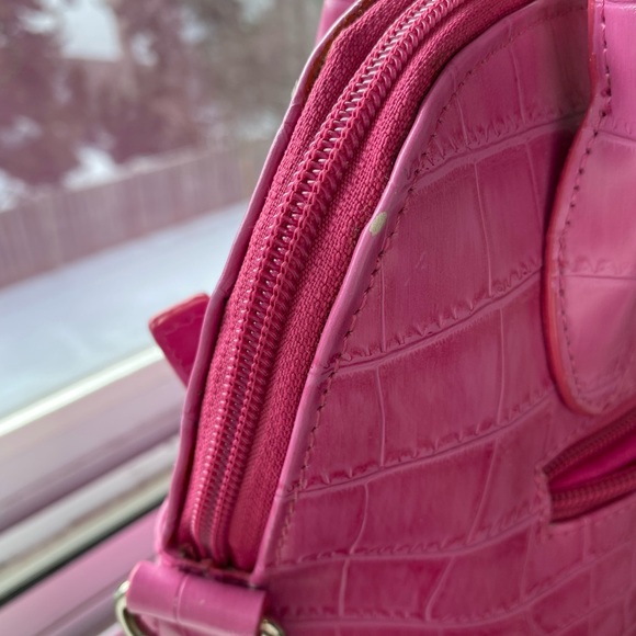 Danier genuine leather purse - Picture 9 of 10